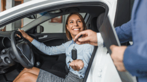 Mulher recebendo o carro reserva, incluso em sua proteção veicular