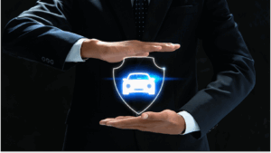 Homem de terno segurando nas mãos a imagem de um escudo com um carro no centro, para falar sobre a melhor empresa de proteção veicular