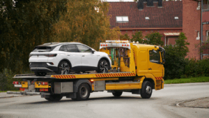Guincho levando carro, para falar sobre o que avaliar na proteção veicular