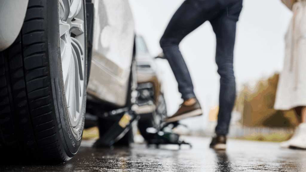 Homem macaqueando o carro, pensando se a proteção veicular cobre terceiros